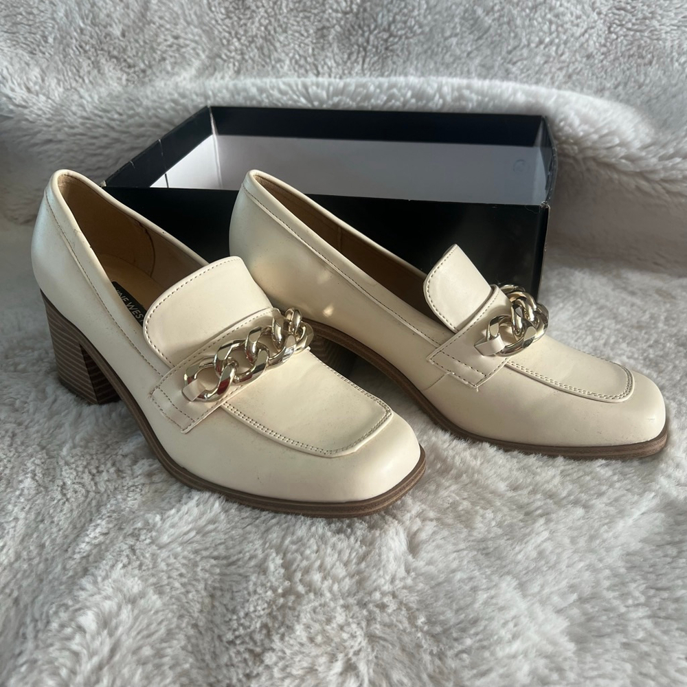 NIB Women's Nine West Char Ivory Loafers with Gold Chain Size 7.5 - Picture 1 of 10